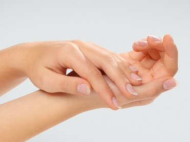 Inden du bruger TOUCH balsam til negle og neglebånd, bør du sørge for at vaske og tørre dine hænder og negle grundigt.